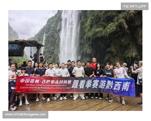 贵州古巴拳赛观众特写 市民携子共同感受体育拼搏精神与激情时刻 贵州古巴拳赛观众特写 市民携子共同感受体育拼搏精神与激情时刻