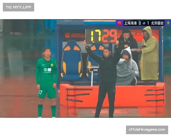 转播镜头捕捉：看台上有球迷展示“2026，我们要冠军”的标语